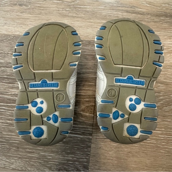 Vintage Y2K Elmo Cookie Monster Sesame Street Shoes Size 2W - Picture 4 of 12